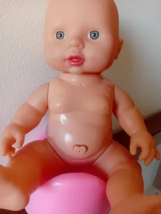 Muñeca bebé parlante con orinal