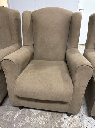 4 sofás individuales y cuatro taburetes