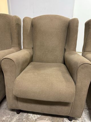 4 sofás individuales y cuatro taburetes