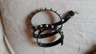 Cinturón de cuero con tachuelas plateadas