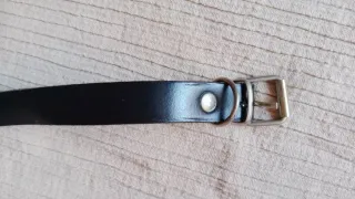 Cinturón de cuero con tachuelas plateadas