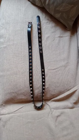 Cinturón de cuero con tachuelas plateadas