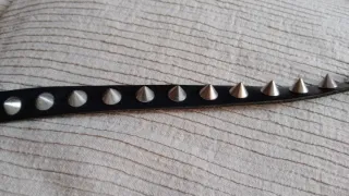 Cinturón de cuero con tachuelas plateadas