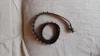 Cinturón de cuero con tachuelas plateadas