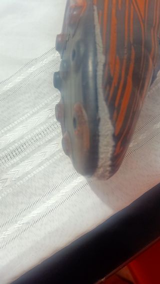 Zapatos de fútbol naranja y negro