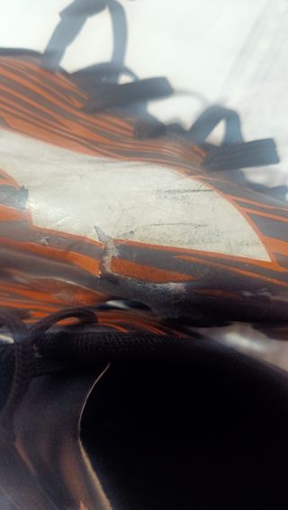 Zapatos de fútbol naranja y negro