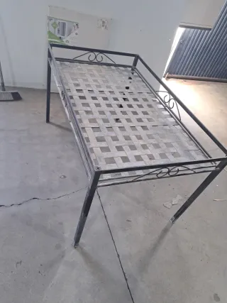 Mesa exterior, cristal y metal negra