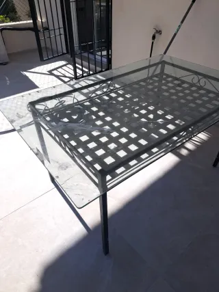 Mesa exterior, cristal y metal negra