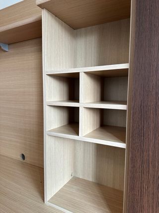Mueble de madera y cristal