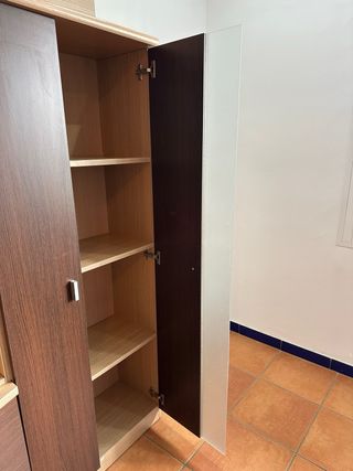 Mueble de madera y cristal