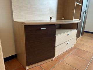 Mueble de madera y cristal