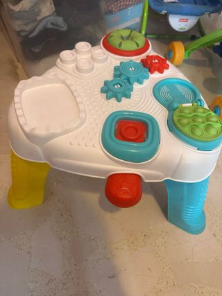 Mesa de actividades para bebé