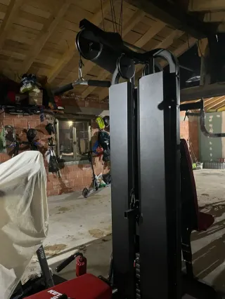 Máquina de gimnasio multifunción roja