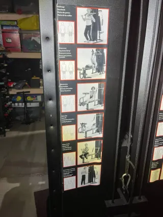 Máquina de gimnasio multifunción roja