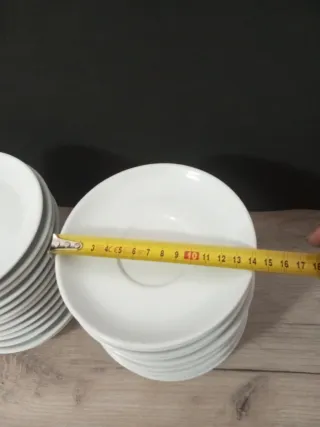 26 Platos de café blancos