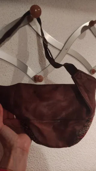 Riñonera de cuero con bordado