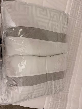 Colcha con cojines