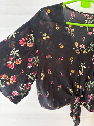 Camisa negra floral