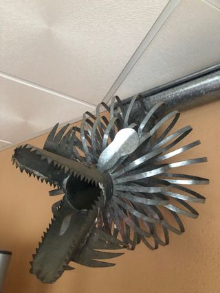 Gárgolas de chapa para canalón echas a mano.