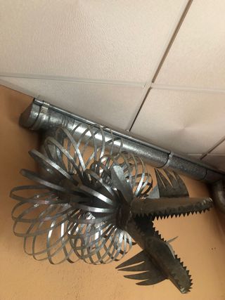 Gárgolas de chapa para canalón echas a mano.