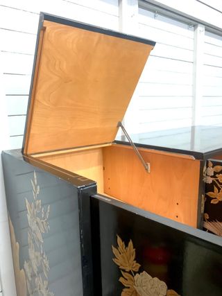 Aparador. Mueble bar. Oriental. Negro y Dorado