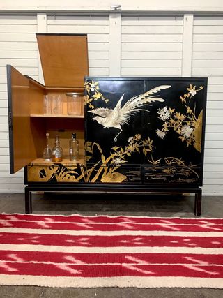 Aparador. Mueble bar. Oriental. Negro y Dorado