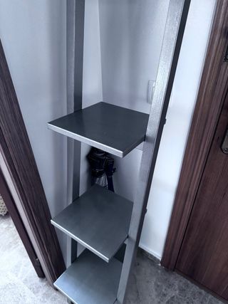 Estantería metálica gris