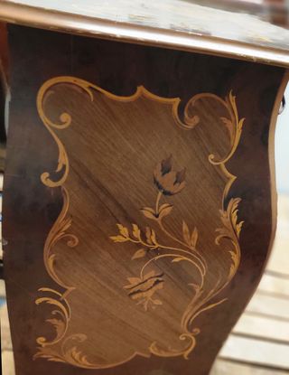 Cassettiera in legno con decorazioni