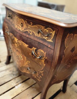 Cassettiera in legno con decorazioni