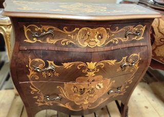 Cassettiera in legno con decorazioni