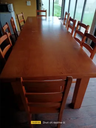 Mesa de madera con 10 sillas para cenador