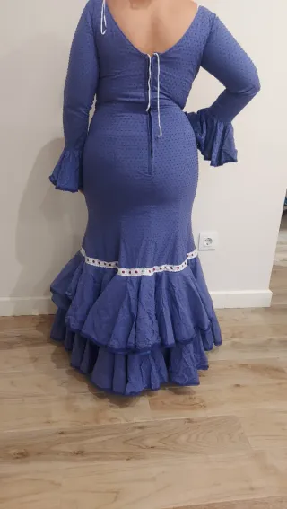 Traje de flamenca azul con volantes