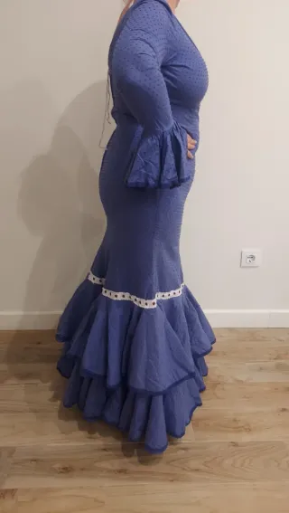 Traje de flamenca azul con volantes
