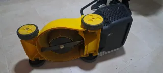 Cortacésped eléctrico amarillo