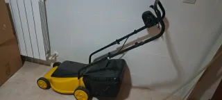 Cortacésped eléctrico amarillo