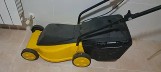 Cortacésped eléctrico amarillo