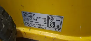 Cortacésped eléctrico amarillo