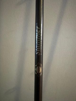 Tres cañas de pesca de barco