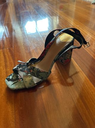 Sandalia tacón tobillo floral mujer