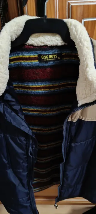 Chaleco acolchado beige y azul