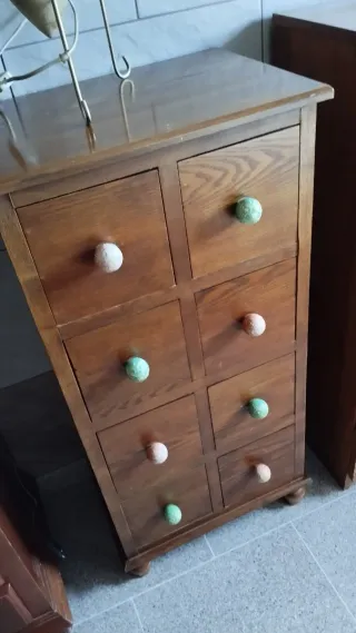 Mueble alto de madera con cajones