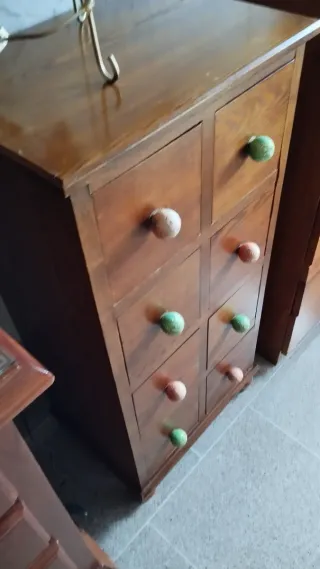 Mueble alto de madera con cajones