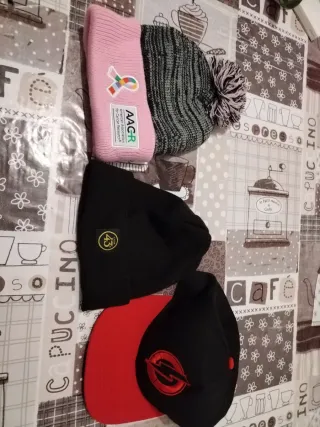 Lote de gorros y gorra