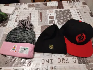 Lote de gorros y gorra