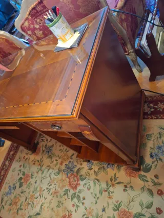 Mesa de despacho y sillón de madera y cristal