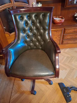 Mesa de despacho y sillón de madera y cristal