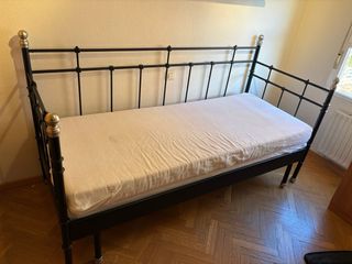 Cama de metal negra y dorada