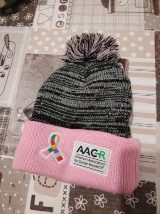 Gorro tejido con pompón y logo AACR