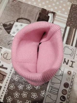 Gorro tejido con pompón y logo AACR