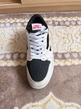 Zapatillas deportivas negras y blancas